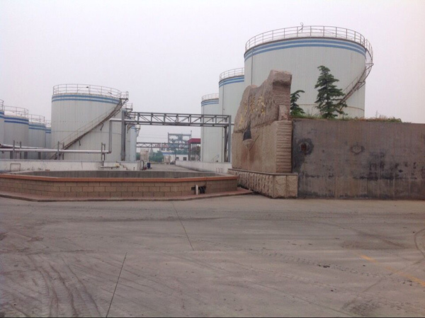 Raw material tank